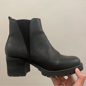 Mia black ankle boots . In black size 8.5 🖤